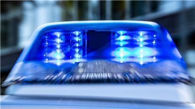 Jugendliche haben nachts von einer Baustelle in Sittensen die Absicherung entfernt. Das berichtet die Polizei (Symbolbild).