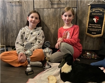 Jugendmeisterin Eeske Wiemann (links) und ihre Schwester Lilith mit Pommernente Frieda.