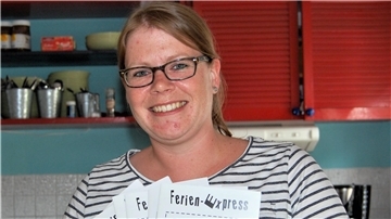 Jugendpflegerin Frauke Evers präsentiert ein prall gefülltes Sommer-Freizeitprogramm. Der Ferien-Express der Gemeinde Hagen nimmt ab dem 7. Juli rasante Fahrt auf.