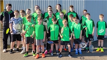 Jugendwart Matthias Heinrich mit dem Zevener Badmintonnachwuchs.