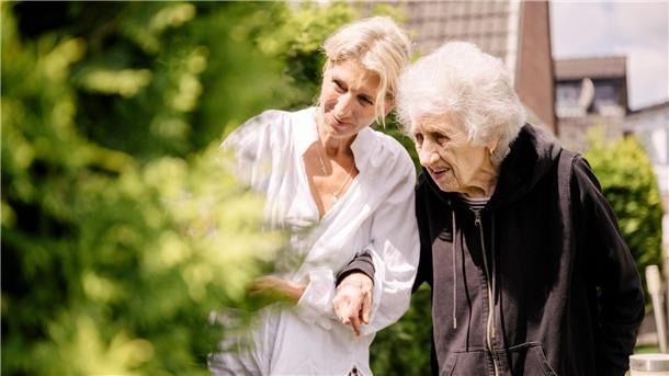 Julia Bernsee (l) und ihre Mutter.