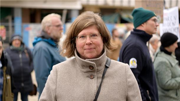 Nach den Stadtbild-Aussagen des Kanzlers: Demo in Bremerhaven Demonstrantin