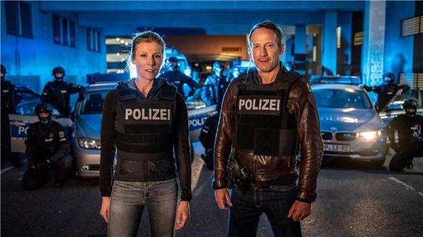 Julia Grosz (Franziska Weisz) und Thorsten Falke (Wotan Wilke Möhring) in einer Szene aus „Tatort: Was bleibt“.