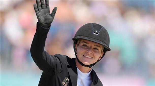 Julia Krajewski reitet mit Nickel ohne Abwurf.
