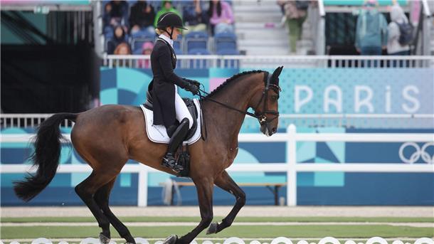 Julia Krajewski und ihr Pferd Nickel sind das erste Paar bei den olympischen Reit-Wettbewerben. 