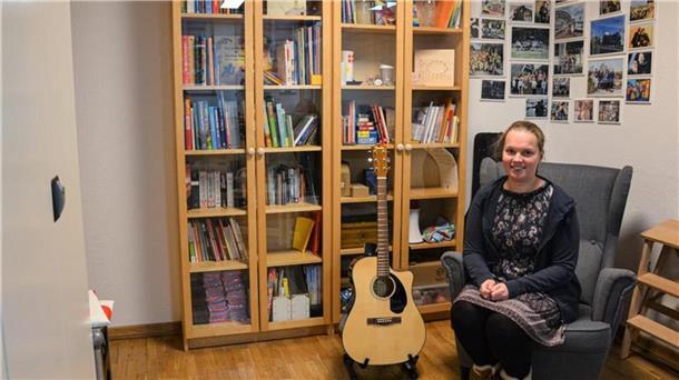 Julia Schöler (30) empfängt in der gemütlichen Sitzecke in ihrem Büro im Sittenser Gemeindehaus ihre Besucher.