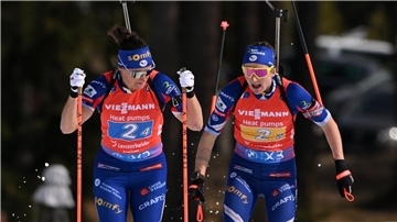 Julia Simon (l) streitet die Vorwürfe von Justine Braisaz-Bouchet (r) nicht mehr ab. (Archivbild)
