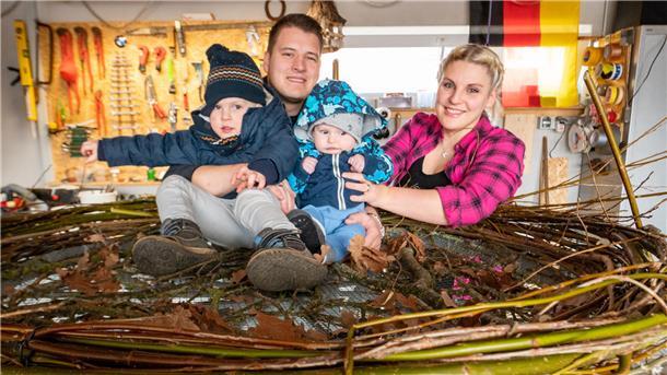 Julia und Mario Mittendorf aus Bremerhaven mit ihren Kindern Mika (3 Monate) und Louis (3 Jahre). Papa Mario hat im Februar dieses Storchennest im Garten gebaut. Und jetzt hat sich tatsächlich ein Storch im Nest niedergelassen. Julia Mittendorf teilt ihre Storchen-Freude per Video mit uns.
