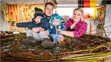 Julia und Mario Mittendorf aus Bremerhaven mit ihren Kindern Mika (3 Monate) und Louis (3 Jahre). Papa Mario hat im Februar dieses Storchennest im Garten gebaut. Und jetzt hat sich tatsächlich ein Storch im Nest niedergelassen. Julia Mittendorf teilt ihre Storchen-Freude per Video mit uns.