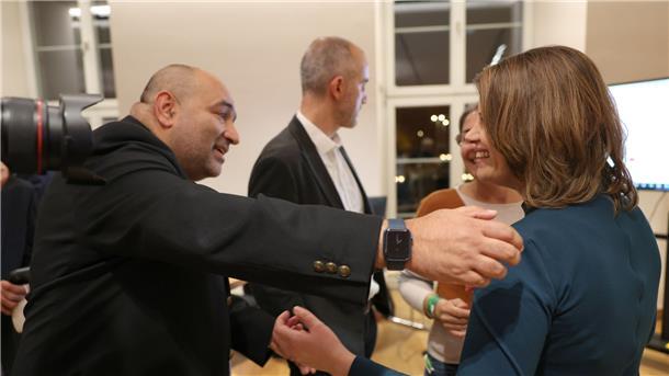 Julia Willie Hamburg, Spitzenkandidatin der Grünen bei der Landtagswahl, feiert mit Omid Nouripour das Wahlergebnis.