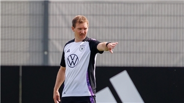 Julian Nagelsmann in Aktion beim Training in Herzogenaurach.