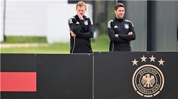 Julian Nagelsmann (l) will mit der Nationalmannschaft ins Finale der Nations League. 