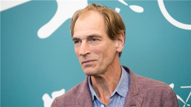 Vermisster Schauspieler Julian Sands ist tot Julian Sands auf dem Filmfestival von Venedig. Der Schauspieler wurde tot in Kalifornien gefunden.