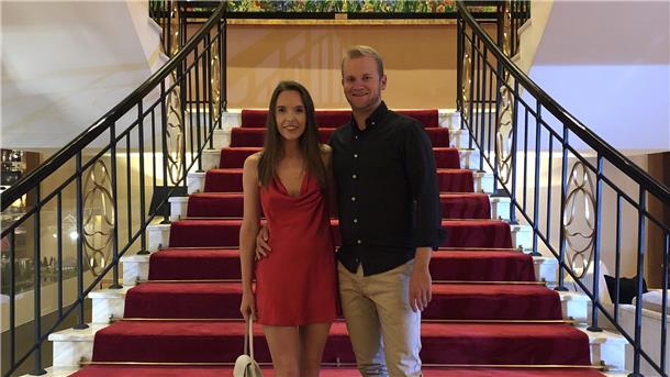 Mythos „Gefährliches Australien“ - Stimmt das wirklich? Julian Stein und Martha Gettvert am Tag ihrer Verlobung im Kempinski Hotel High Tatras, Slowakei.