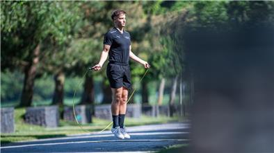 Jump Rope ist Seilspringen für Erwachsene. Philip Wahle (24) unterrichtet den Sport im Fitnessstudio „Move“ in Bremerhaven.