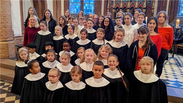 Jung und Alt singen zusammen im Gesamtchor der Christuskirche.