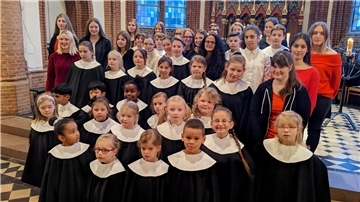 Jung und Alt singen zusammen im Gesamtchor der Christuskirche.