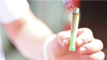 Junge Erwachsene greifen einer neuen Studie zufolge häufiger zu Cannabis als früher. (Illustration)