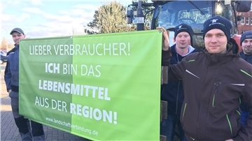 Junge Landwirte sind mit ihren Treckern zum Kreishaus gekommen. „Es geht ja um unsere Zukunft“, sagte Florian Menke (r.).