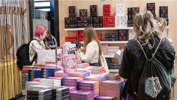 „New Adult“ - Junge Leserinnen beflügeln die Buchbranche Junge Leute - besser junge Frauen - lesen (wieder) gern: Das Genre „New Adult“ hat viele Fans.