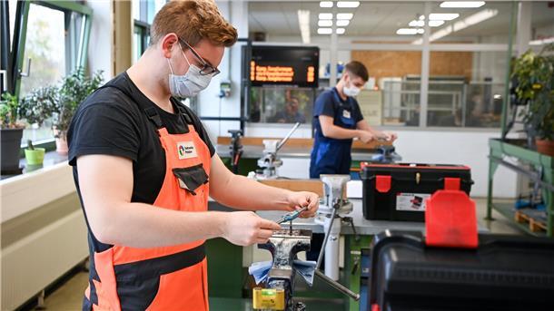 Junge Leute, die eine Ausbildung machen wollen, haben beste Chancen. Etliche Lehrstellen sind nach wie vor nicht besetzt.