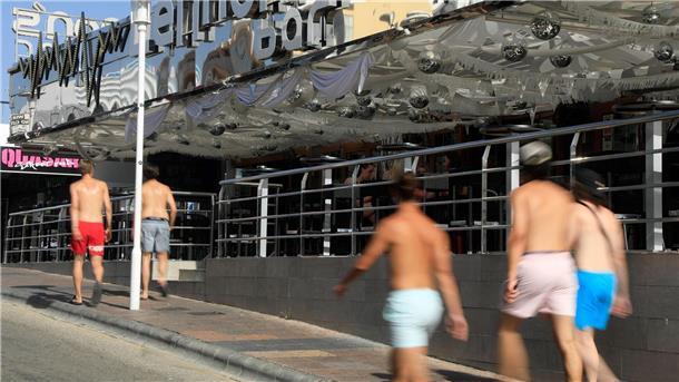 Männer oben ohne: sexy oder sexistisch? Junge Männer gehen mit nacktem Oberkörper auf Mallorca spazieren. (Archivbild)