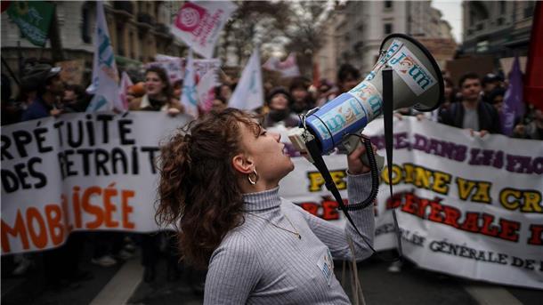 Streiks in Frankreich lösen Zugausfälle in Deutschland aus Junge Menschen in Frankreich protestieren gegen die Rentenreform der Regierung - mit Folgen.