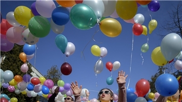 Luftballons steigen in den Himmel.