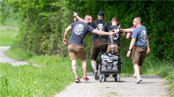 Junge Menschen trinken mehr Bier als alte. Daher schlägt auch die Alterung der Gesellschaft auf den Bierkonsum.