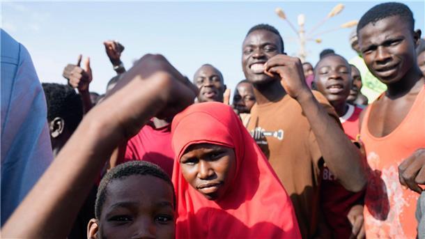 Junge Nigrer versammeln sich in der Hauptstadt Niamey.