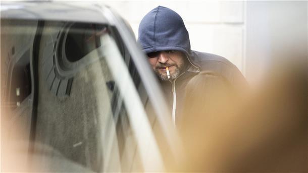 Oppositionelle in Minsk ermordet - Ex-Soldat packt aus Juri Garawski aus Belarus steht während einer Pause vor dem Gericht in St. Gallen.