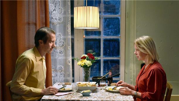 Die Filmstarts der Woche Jussi Vatanen (l) als Holappa und Alma Pöysti als Ansa in einer Szene des Films „Fallende Blätter“.