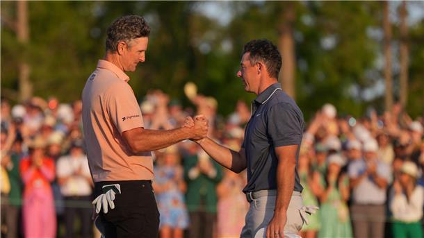 Justin Rose (l.) zwang den Champion am Schlusstag in ein Stechen.