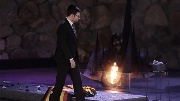 Reise von Buschmann nach Israel wird zum Balanceakt Justizminister Marco Buschmann legt bei seinem Besuch in der Holocaust-Gedenkstätte Yad Vashem einen Kranz in der Halle der Erinnerung nieder.