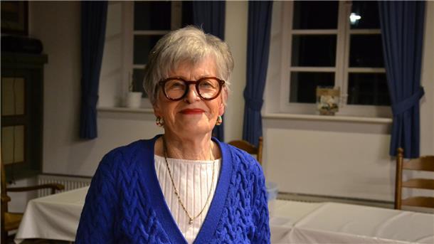 Seniorenbeirat neu gewählt - letzte Samtgemeinderatssitzung für Jutta Fettköter Eine ältere Frau im leuchtend blauen Strickpullover lächelt in die Kamera.