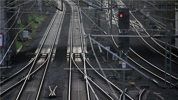 Kabeldiebe legen Zugverkehr im Ruhrgebiet teilweise lahm Kabeldiebe haben den Zugverkehr in Teilen des Ruhrgebiets und im Norden Nordrhein-Westfalens über Stunden lahmgelegt.