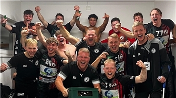Bremervördes Coach sieht Vulkanausbruch in Neerstedt Kabinenjubel: Bremervördes Handballer feiern ihren Sieg in Neerstedt. Die Party-Fortsetzung folgte am Sonntag im Bayernzelt auf dem Bremer Freimarkt.