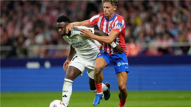 Kämpfen um den Sieg im Stadtderby von Madrid: Reals Vinicius Junior (l) und Atleticos Marcos Llorente.