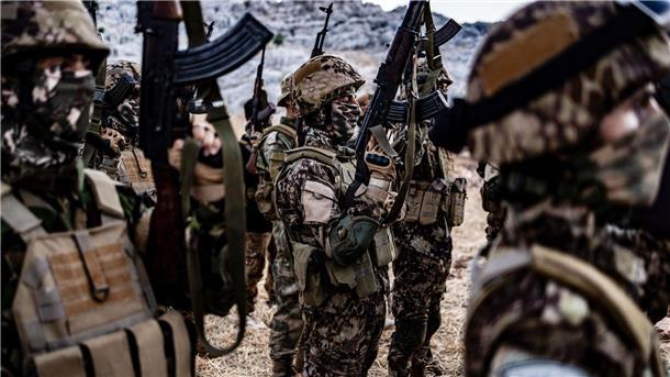 Prominenter Dschihadisten-Anführer in Syrien getötet Kämpfer der islamistischen militanten Gruppe HTS nehmen an einem Militärmanöver teil: Der Anführer der Miliz wurde getötet.