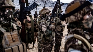 Kämpfer der islamistischen militanten Gruppe HTS nehmen an einem Militärmanöver teil: Der Anführer der Miliz wurde getötet.