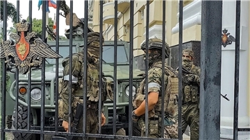Kämpfer der Söldnergruppe Wagner bewachen einen Bereich im Hauptquartier des südlichen Militärbezirks in Rostow am Don.