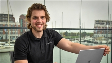 Kai Ahrens (27) arbeitet seit mehr als drei Jahren bei Netactive. Von den familienfreundlichen Bedingungen profitieren er und seine Familie.