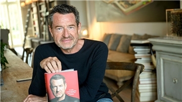 Kai Diekmann, ehemaliger Chefredakteur der „Bild“-Zeitung, präsentiert sein neues Buch.