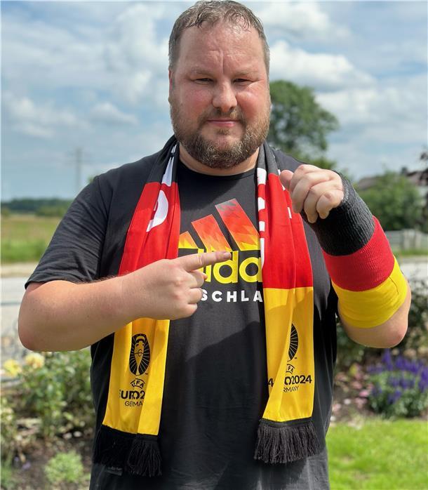 Kai Flathmann mit seinem Gips an der gebrochenen Hand.