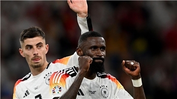 Kai Havertz (l) und Antonio Rüdiger jubeln nach dem Sieg.
