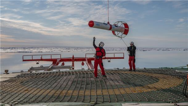 Arktis-Expedition endet: „Polarstern“ kommt Samstag in Bremerhaven an Kai Miehe (l) und Dwayne McOscar von dem Heli Team fangen den EM-Bird nach Eisdickemessungen ein