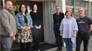 Kai Uhlhorn (rechts) und Eva Heins (3. von rechts) vom Paritätischen Cuxhaven freuen sich mit Julia Binkowski (2. von rechts), Bereichsleiterin Sozialplanung Kreis, über neue Hilfsmöglichkeiten für junge Menschen. Daniel Depping (links, Jugendwerkstatt) sowie Elvira Pfeifer (2. von links) und Louisa Bohn (3. von links) von PACE haben ihre Arbeit aufgenommen.