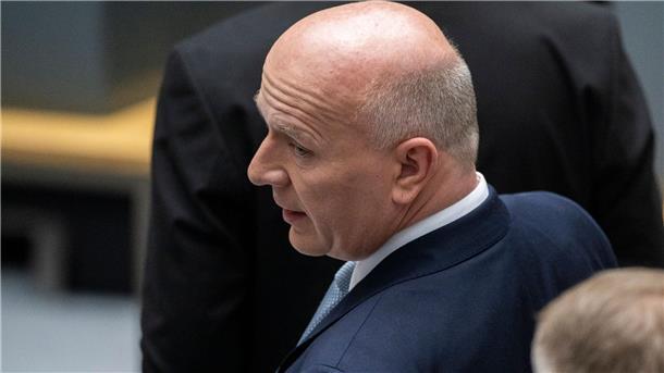 Kai Wegner (CDU), designierter Regierende Bürgermeister, steht beim zweiten Wahlgang zur Bürgermeisterwahl im Plenarsaal vom Berliner Abgeordnetenhaus.
