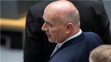 Kai Wegner (CDU), designierter Regierende Bürgermeister, steht beim zweiten Wahlgang zur Bürgermeisterwahl im Plenarsaal vom Berliner Abgeordnetenhaus.