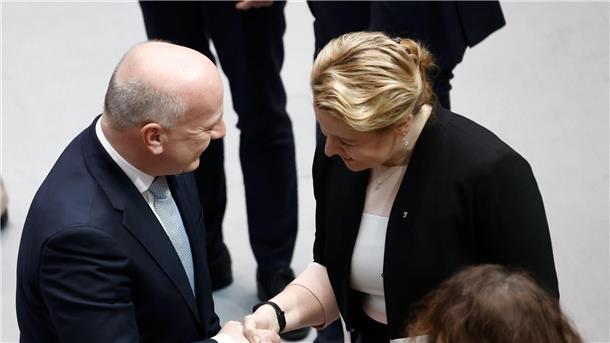 SPD-Mitglieder stimmen für Koalition mit CDU Kai Wegner, CDU-Landesvorsitzender von Berlin und Fraktionsvorsitzender der CDU im Abgeordnetenhaus, und Franziska Giffey (SPD), Regierende Bürgermeisterin Berlins.